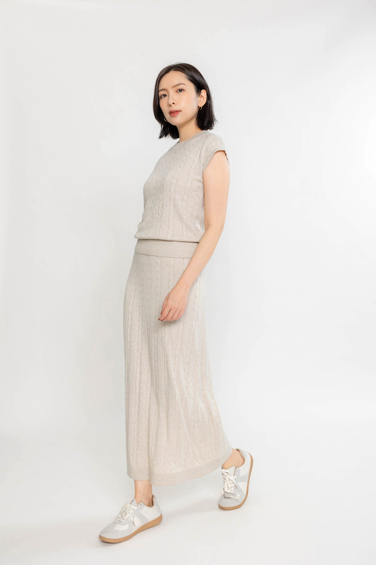 Easy Cable Knit Vest - Wheat